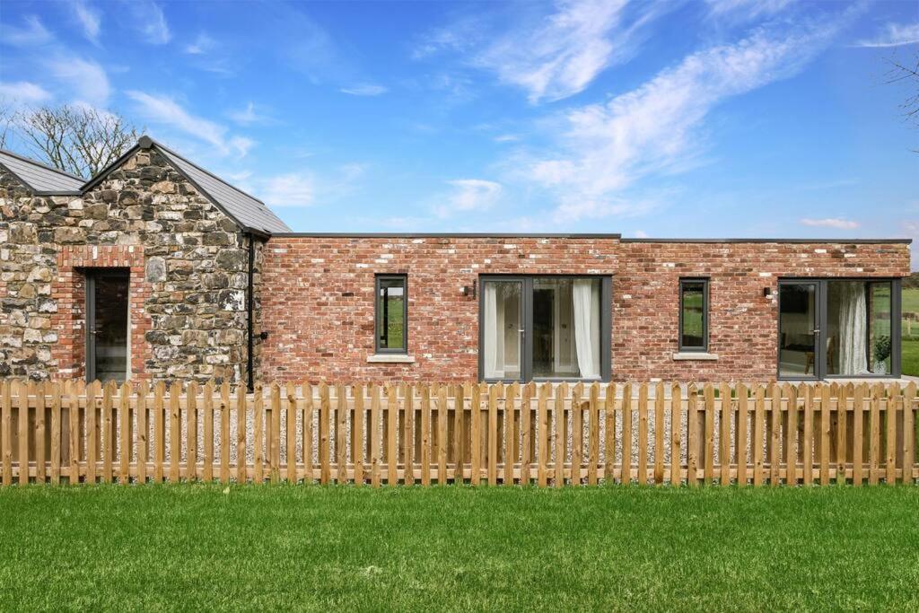 פורטראש The Byre At Corrstown Village מראה חיצוני תמונה